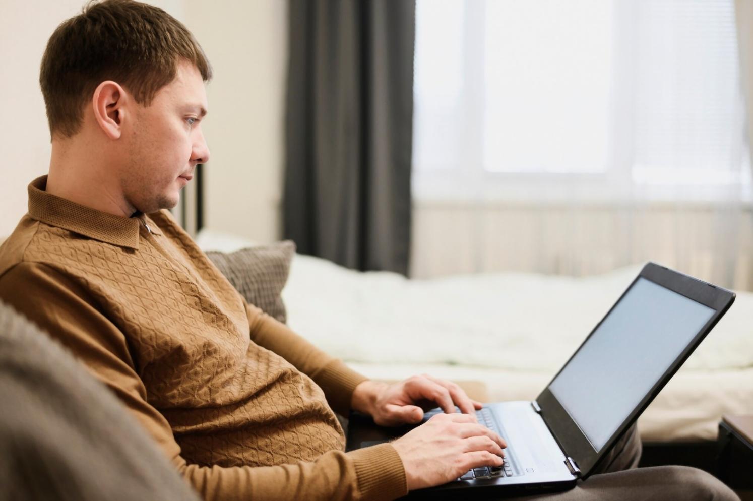 Persona revisando documentos financieros en un escritorio con calculadora y gráficos