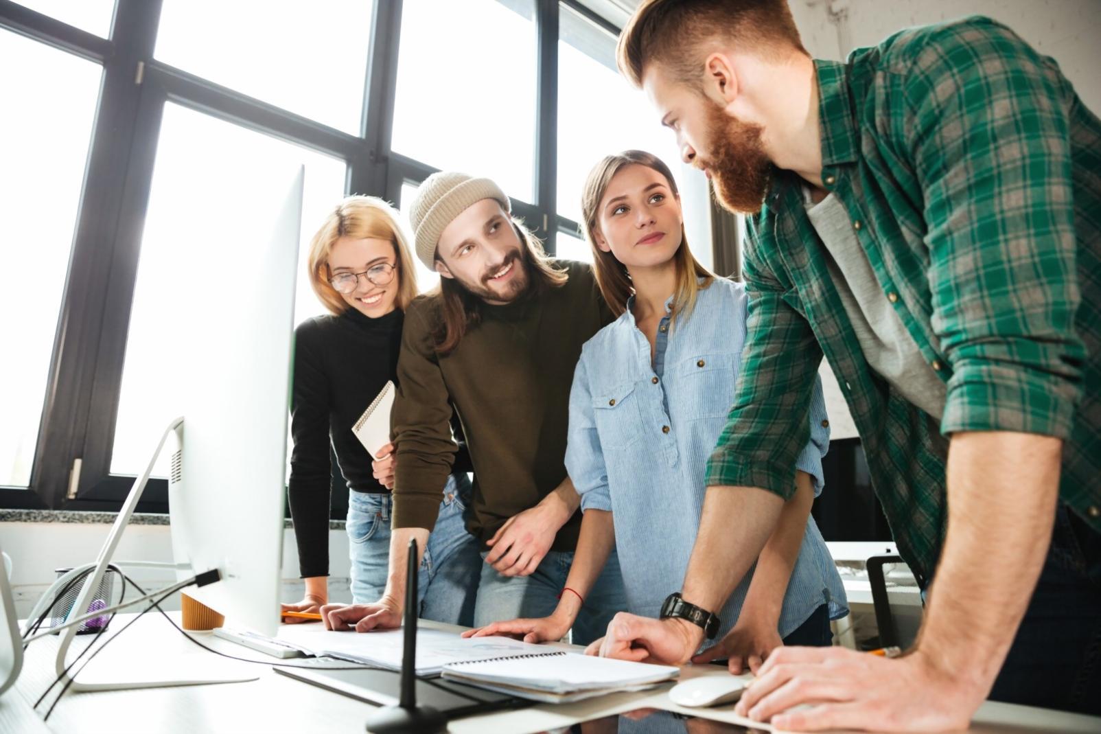 Vista de espacio de trabajo con documentos financieros y herramientas de análisis