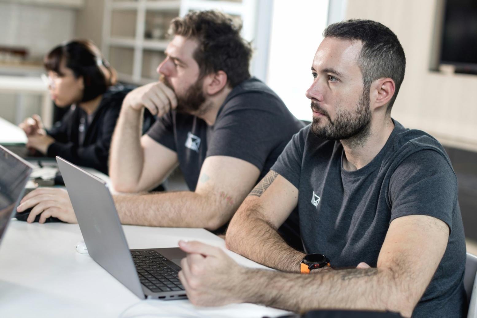 Mesa de trabajo con documentos financieros, tablet y notas organizadas sistemáticamente